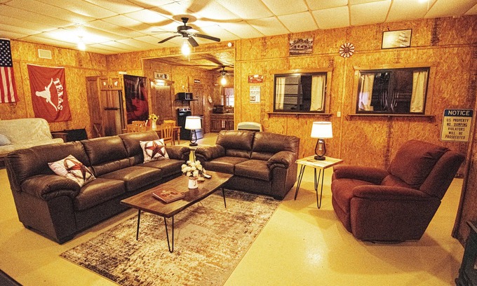 Pottsboro House | Fishermen’s Barndominium by the lake-pet friendly