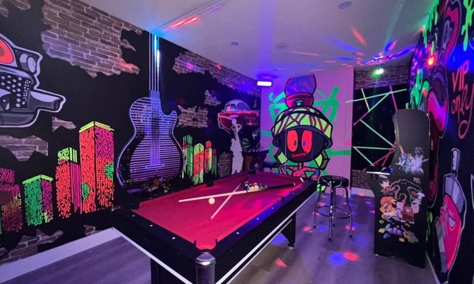 Richmond West House | Flamingo's Resort/5 Bedrooms/Ping Pong Table/Game Room/Heated Pool