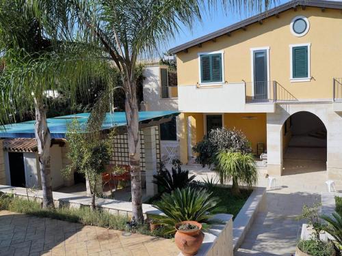 Reitani Apartment | Flat near the sea with air conditioning and patio
