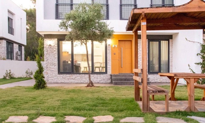 Milas Apartment | Flat w Spacious Garden 5 min to Beach in Milas