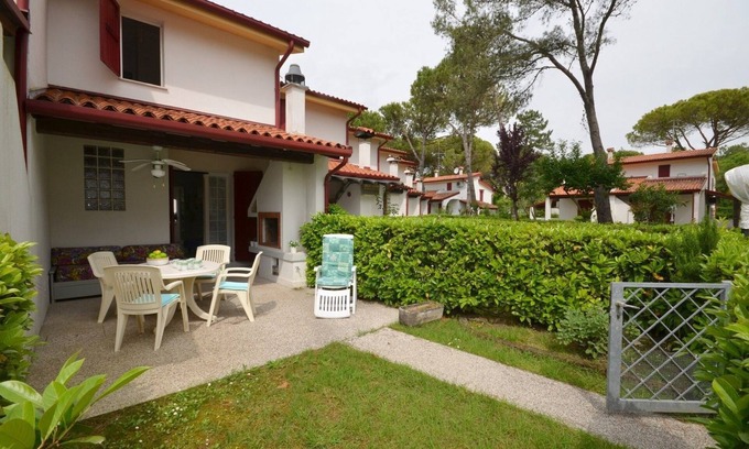Bibione Lido dei Pini Apartment | Flat with shared pool and private garden