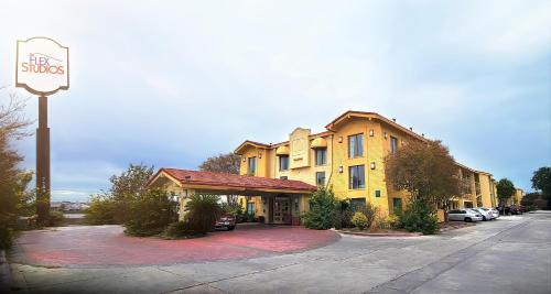 West San Antonio Hotel | Flex Studios Culebra