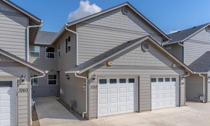 Salem House | Flexible Extended Stay 3BR - Spacious + Fireplace + Patio
