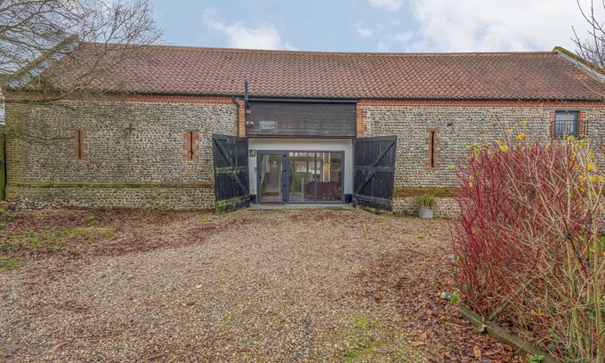 North Walsham Cottage | FLINT BARN, pet friendly, luxury holiday cottage in Knapton