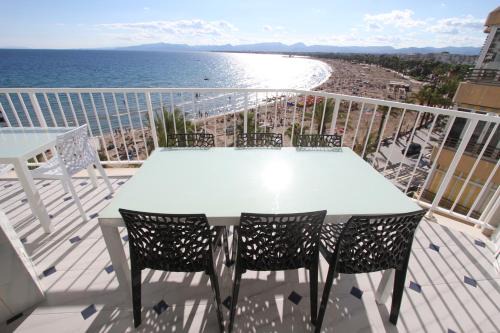 Salou City Centre Apartment | For a Stay Bello Horizonte