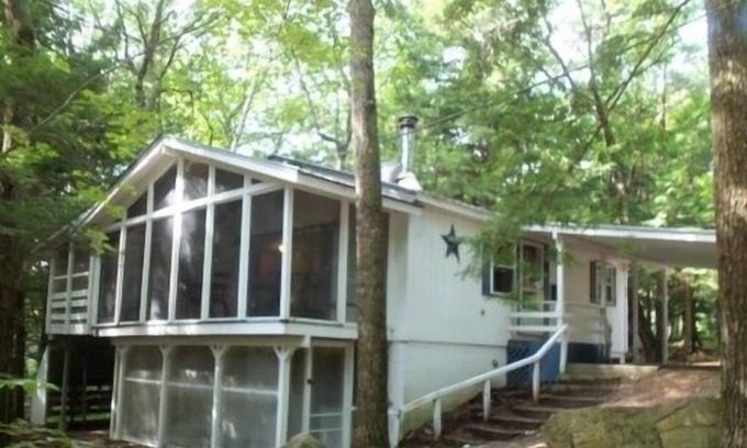 West Bridgton Cottage | Four Season Moose Pond Cottage. Skiing, Hiking, Beach, Tennis Courts And Pool!