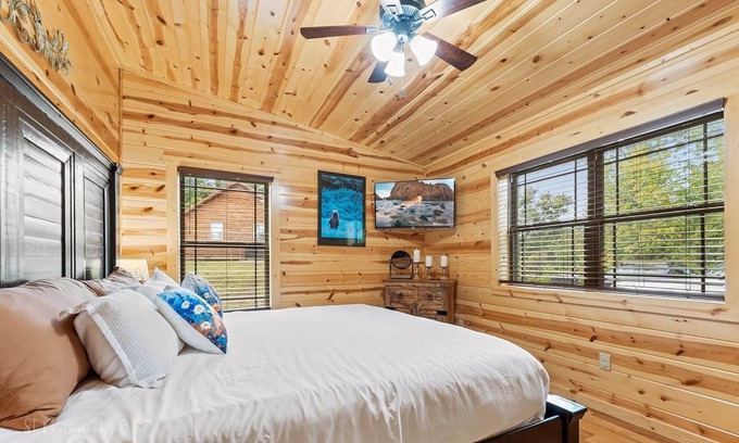 Pigeon Forge Cabin | Foxes' Den Cabin with Private Hot Tub and Arcade Game by RedAwning