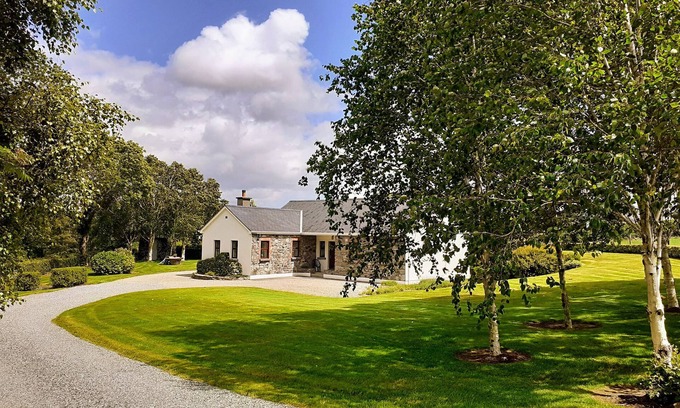 Garrykennedy House | FRAOCH COTTAGE, family friendly in Garrykennedy, County Tipperary