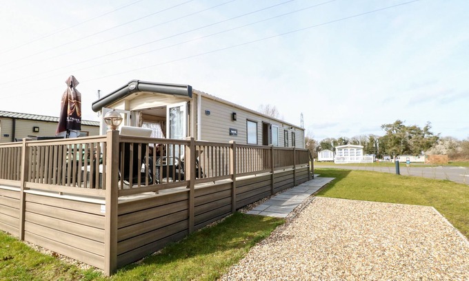 Hopton Cottage | FREDDY'S LODGE, FOXBURROW HANG, family friendly, with pool in Fritton