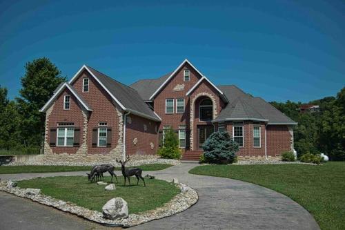 Branson House | Free Attraction Tickets! Trout Fishing! Private Dock! Large Family Gathering