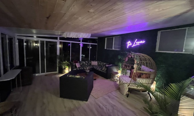 Port Franks Cottage | FREE NIGHT! Year Round Secluded Forest Retreat in Port Franks. Hot Tub!