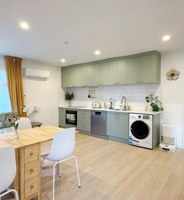 Mount Eden Villa | Free parking a fully renovated century old building, just a 5 minute drive to the city center Unit 4