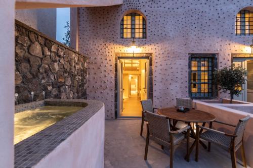 Vothon Apartment | Frescoes Luxury Suites By KB Hospitality