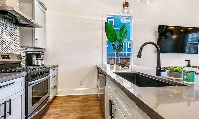 Faubourg Lafayette House | Fresh Contemporary Luxury - 10 Beds - Near FQ