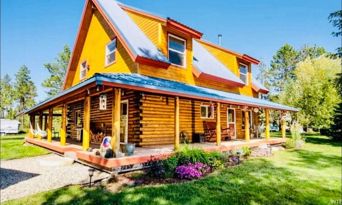 Donnelly Cabin | Fresh Log Cabin in Donnelly w/Game Room & Hot Tub