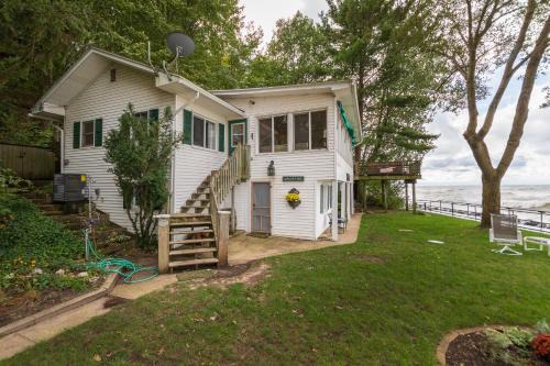 Covert House | Front seat view of Lake Michigan for beautiful sunsets and crashing waves