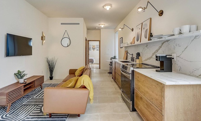Society Hill Apartment | Frontdesk | 1 BR Apt directly on South Street