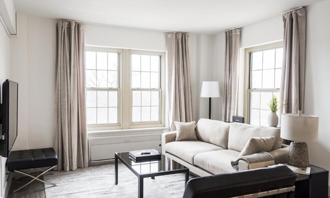 Central West End Apartment | FRONTDESK Furnished Central West End 2 BR Apt