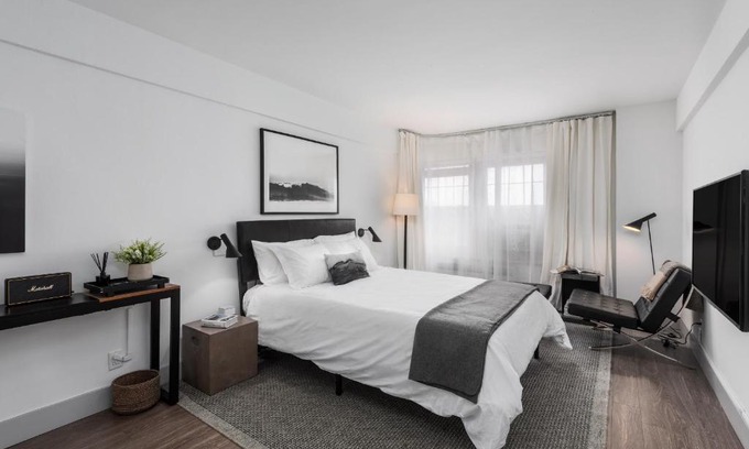Central West End Apartment | FRONTDESK Studio Apt with Pleasant Rooftop Deck