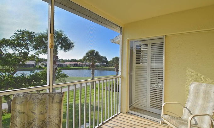 Palmer Ranch Condo | Fully Furnished Condo in Golf & Tennis Country Clubn10 min to Siesta Key Beach!