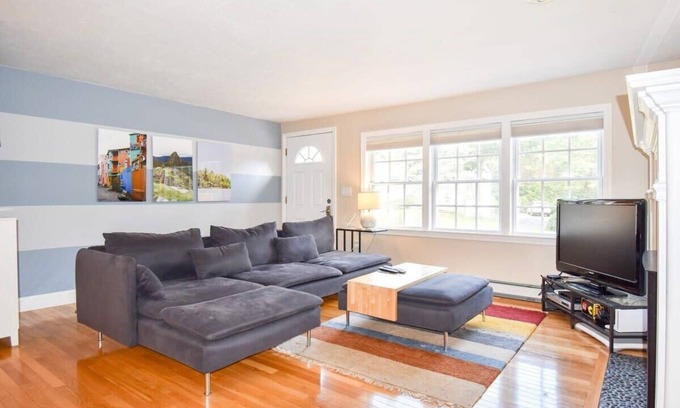 Dennis House | Fully Renovated Walk to Scargo Lake!