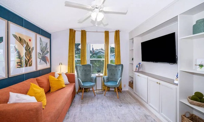 Kissimmee Cottage | Fully-Stocked Cozy Tropical Cottage-4 mi to Disneyn