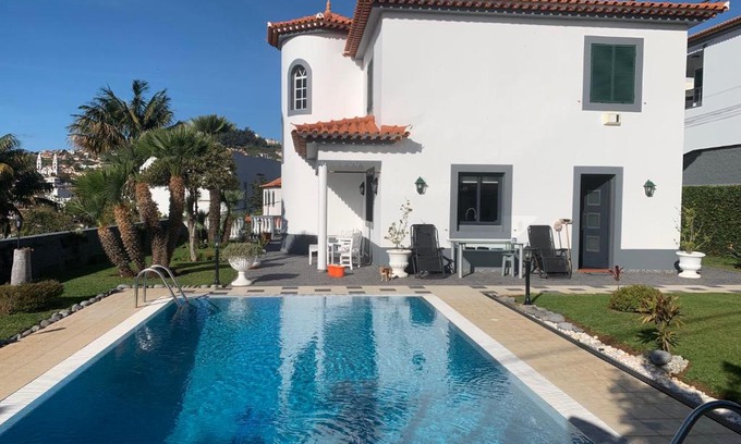 Sao Roque Apartment | Funchal Apt- Sleeps 2 - Pool & Parking - Madeira