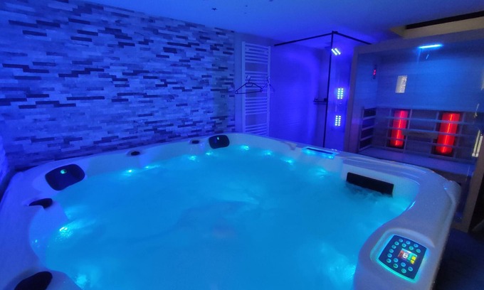 Benfeld House | Gîte, jacuzzi, sauna, love room, Christmas markets