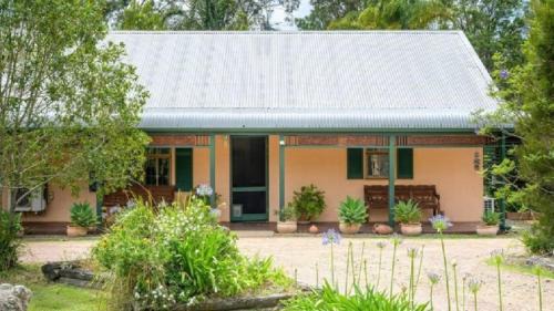 Tea Gardens House | 'gams Road Retreat'