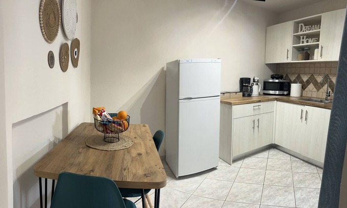 Markopoulon House | Garden Square Inn