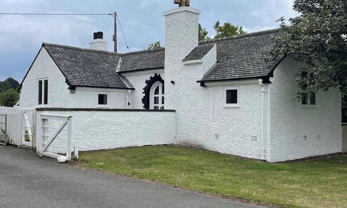 Newton Cottage | GATE LODGE, pet friendly, character holiday cottage in Linlithgow