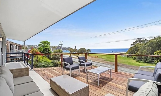 Malua Bay House | George Bass Drive 569 On The Beach Living managed by Batemans Bay Accom