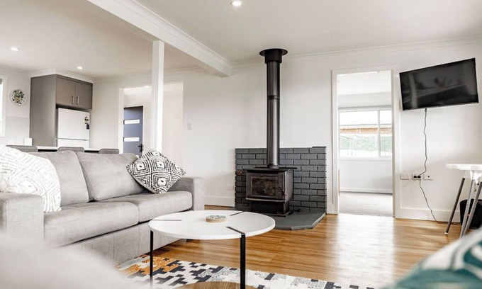 Stieglitz Apartment | Georges Bay Bungalow - Family and Pet Friendly