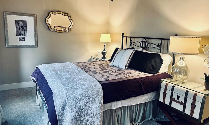 New Braunfels Cottage | German 'Willkommen' Historic Cottage