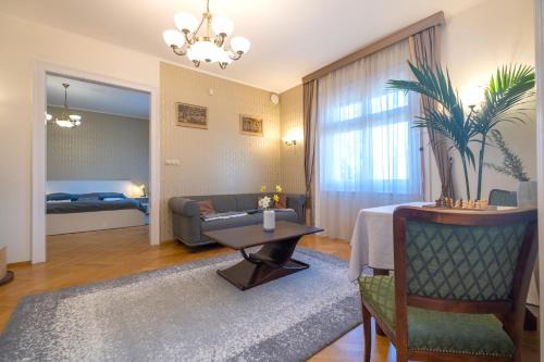 Szent Imre kertvaros Villa | Giovanni's Airport House