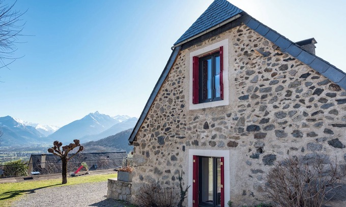 Ouzous House | Gîte d'Ayzi – Charming Rental with Panoramic Views, Ideal for Families or Friends, 15 Minutes from Lourdes