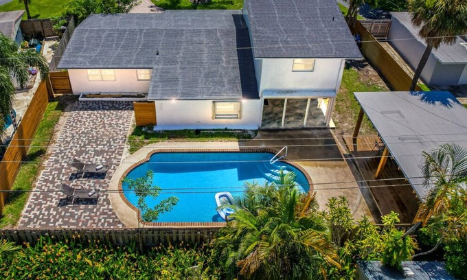 Beachway Estates House | Glamorous Modern Villa - Refreshing Pool