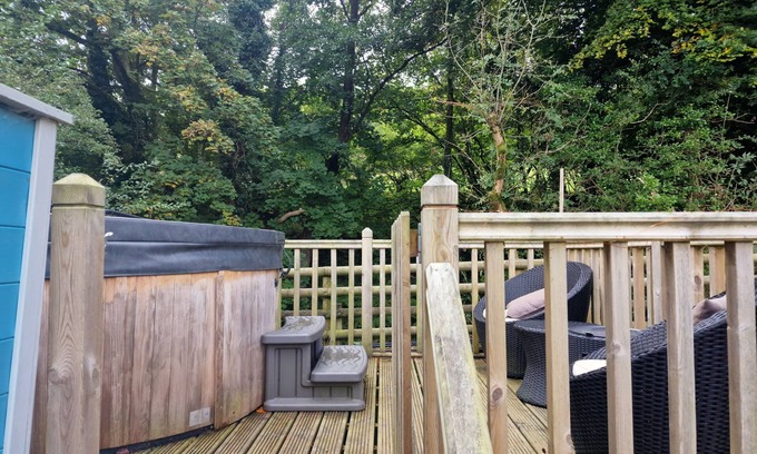 Llanfair Caereinion Cabin | Glamping Hut - Riverside 2