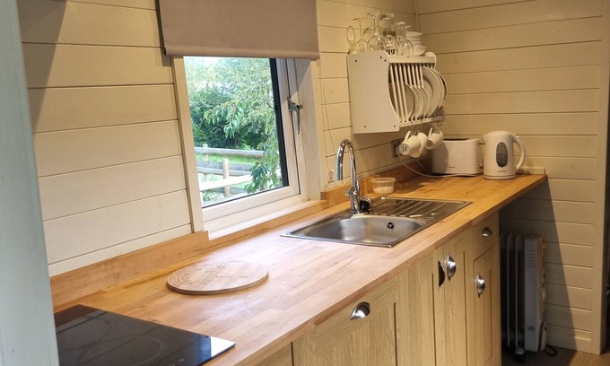 Llanfair Caereinion Ski Chalet | Glamping Hut - Sleeps 2, hot tub & parking