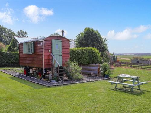 Caergeiliog House | Glan Tywyn Shepherds Hut