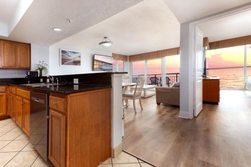 Ocean Drive Apartment | Glass Bottom