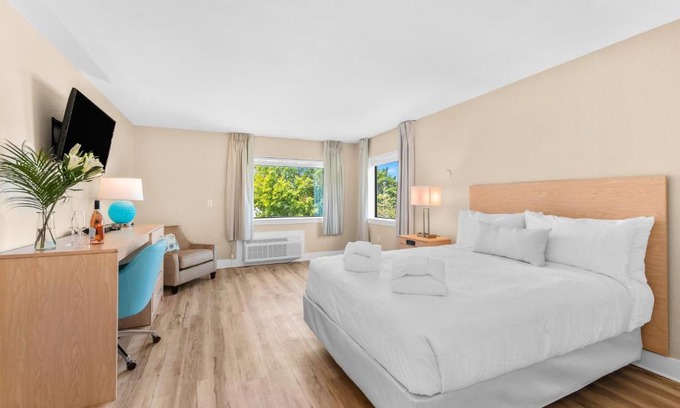 Traverse City Hotel | Gold Coast Inn Breathtaking Sunsets Standard Lake View Room 107