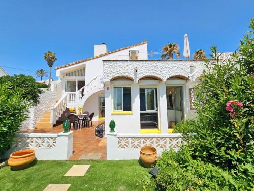 Bahia Dorada Ski Chalet | Golden Bay beach house by Lica