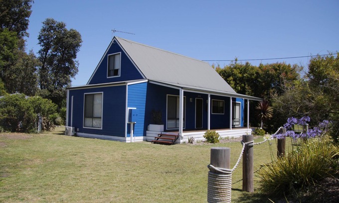 Golden Beach House | Golden Beachhouse - 5 mins from 90mile beach and shops