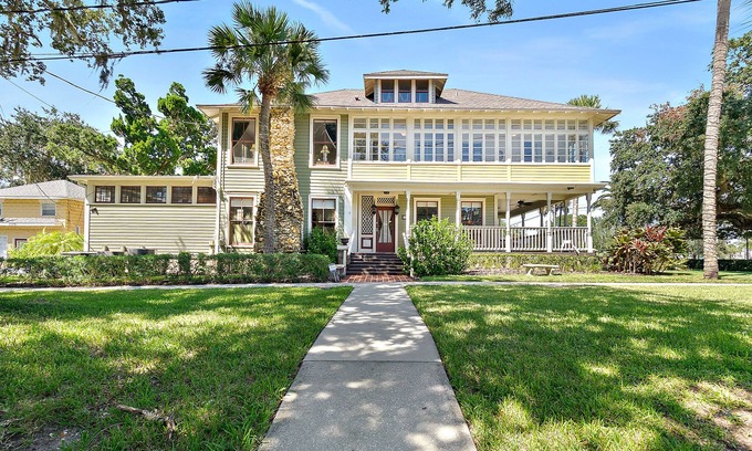 South Beach Street Historic District Resort | Golden Magnolia Marine