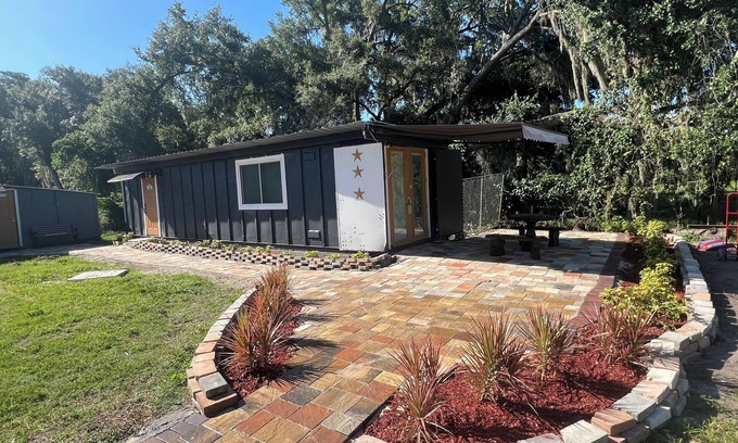 Dover House | Golden stars Charming apartment in fabulous Plant City with WiFi and AC