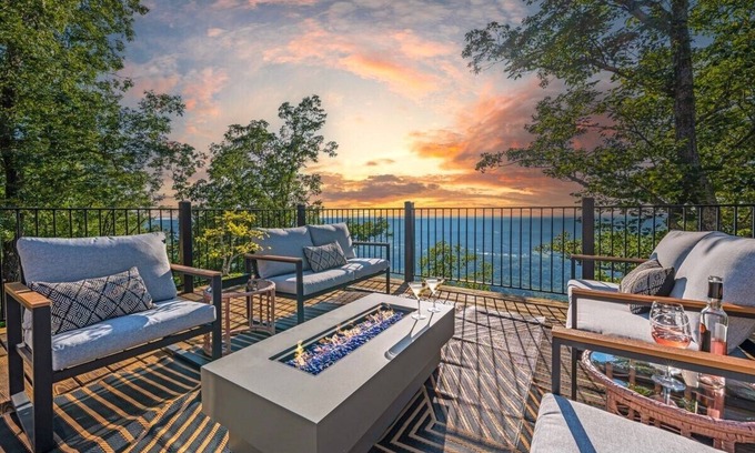Trenton House | Golden Sunsets over Mountains- Luxury 4BR Home w/Theatre near Cloudland &Chatt