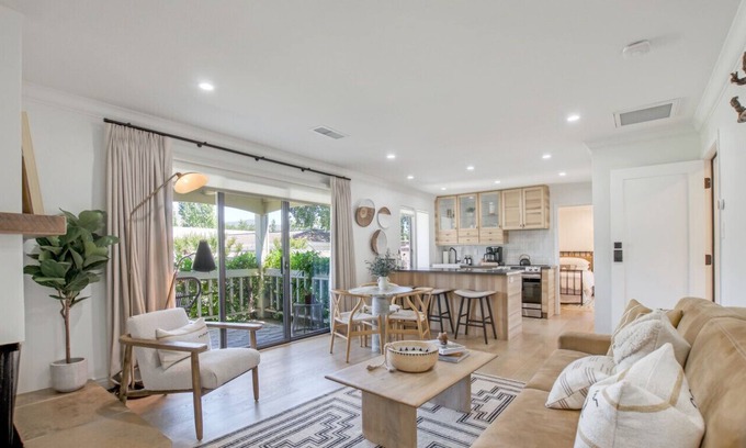 Napa Condo | Golf Course Views, Pool, King Bed & Balcony