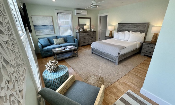 Yachting Village Hotel | Gorgeous 1 Bed/1 Bath/Dog Friendly (Sleeps 4) Newly Renovated with Parking off Thames St.