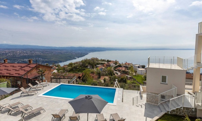 Bregi Apartment | Gorgeous apartment in Bregi with WiFi